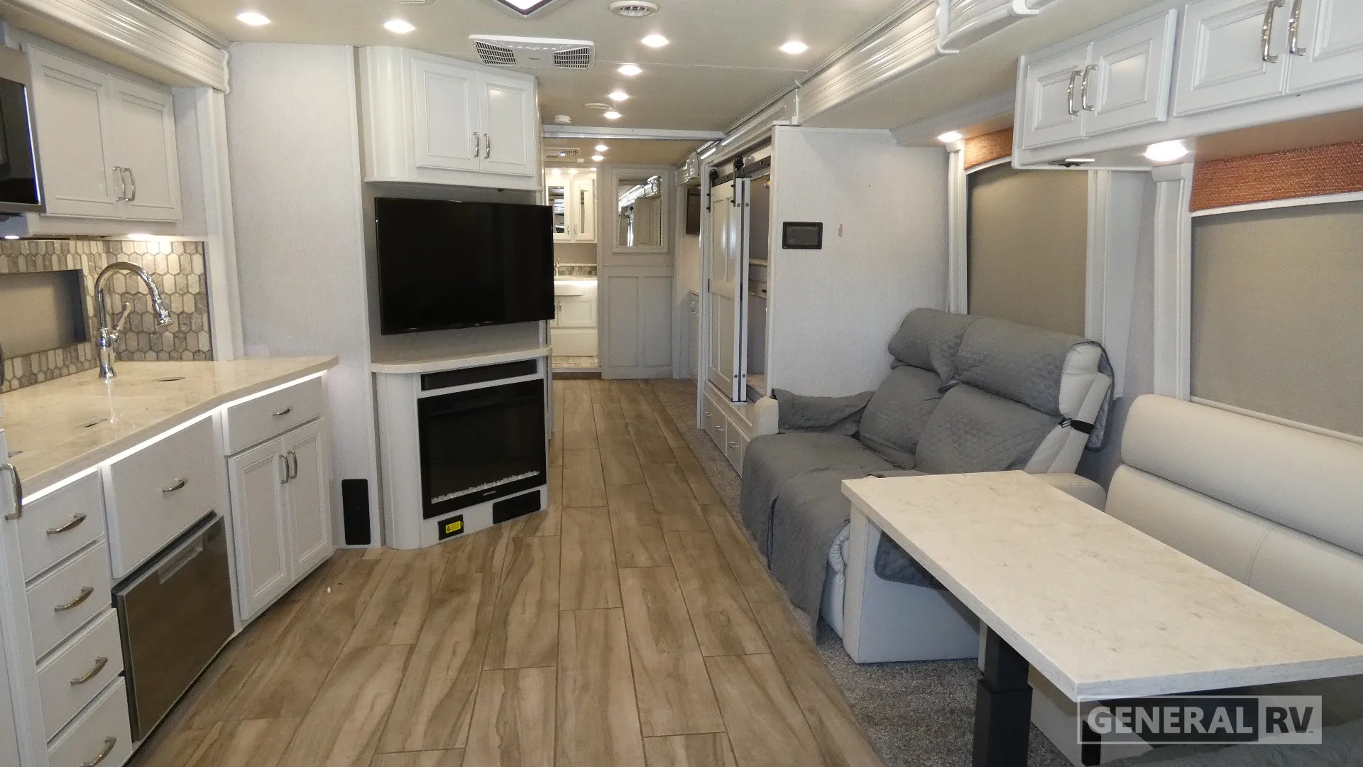 2022 Holiday Rambler Endeavor 38N - Photo 3