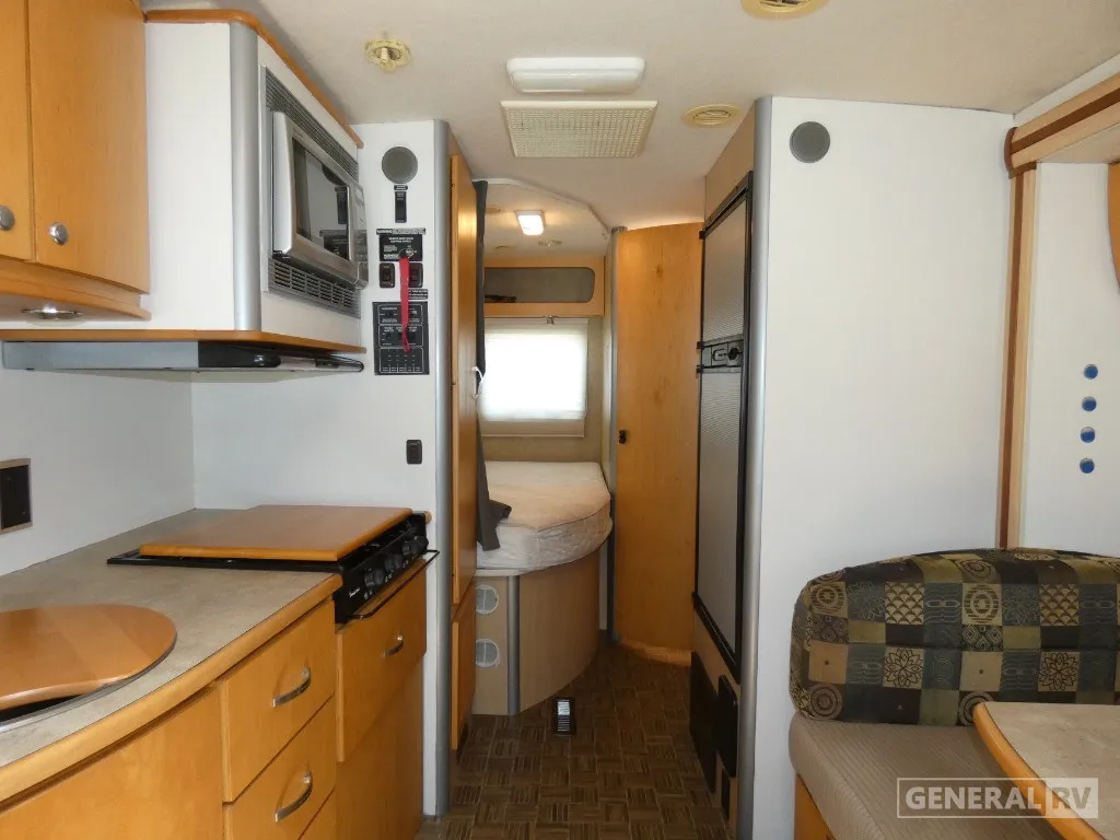 2008 Winnebago Navion 24J - Photo 4