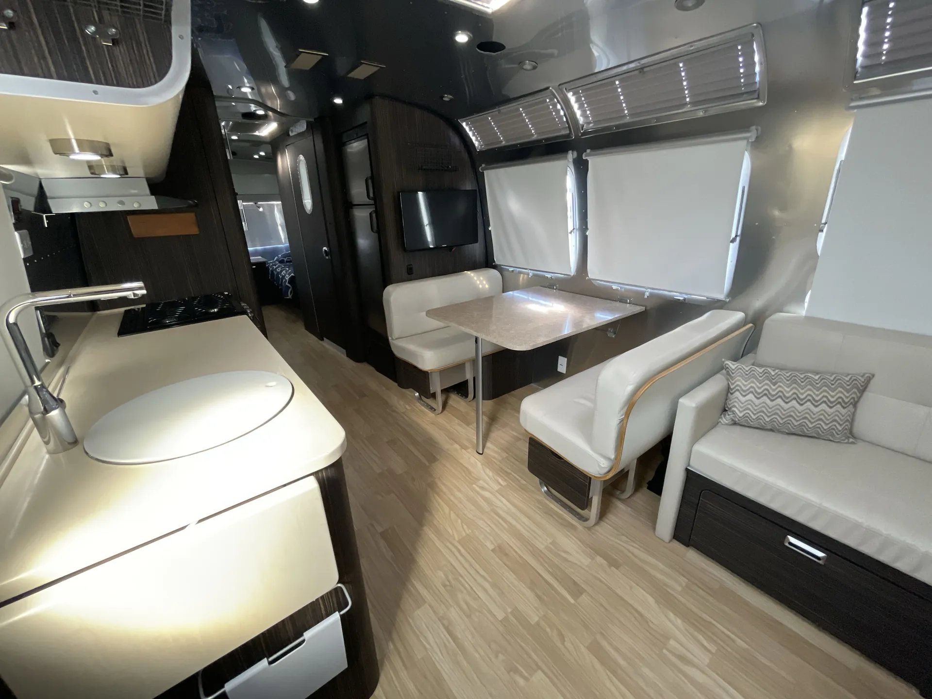 2018 airstream Classic 30RB — living area main