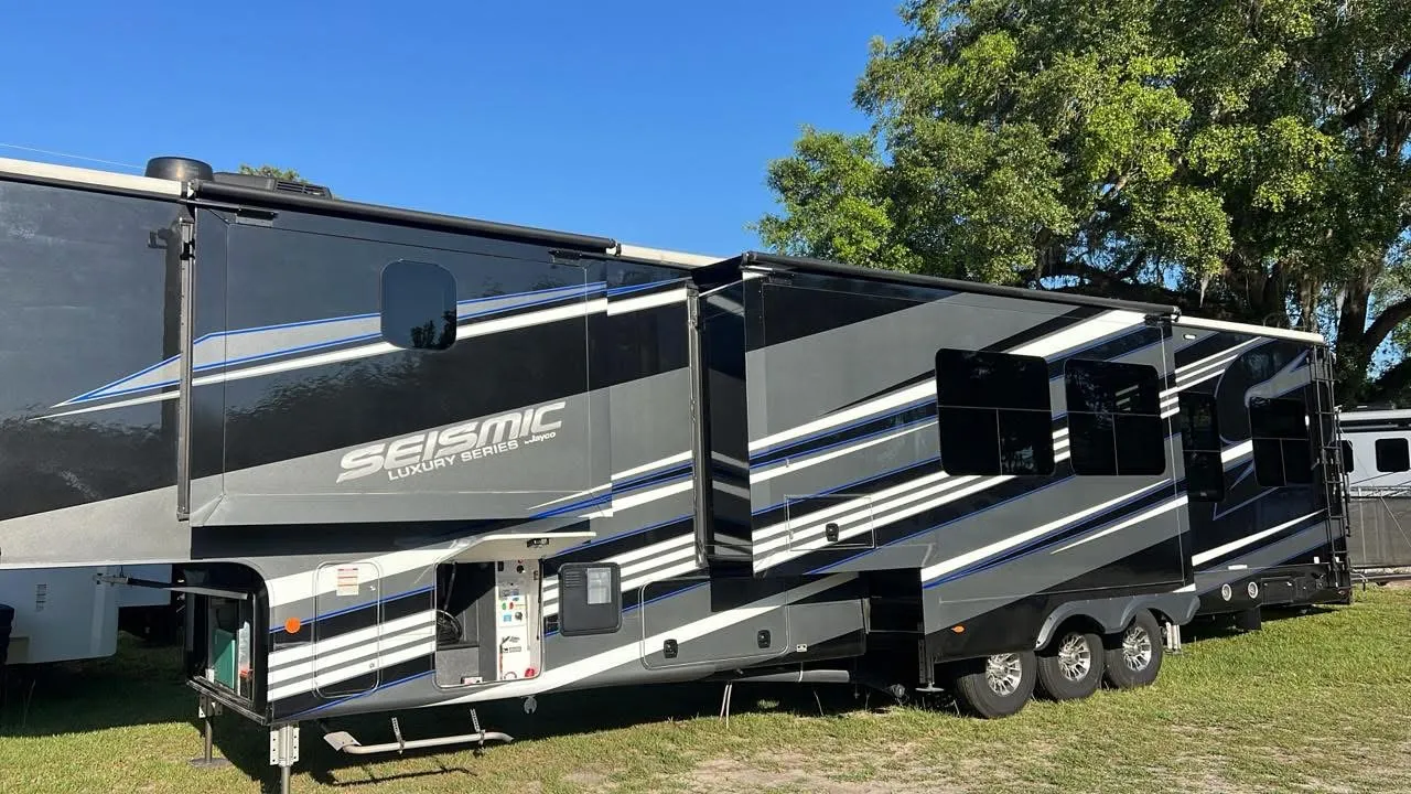 2023 Jayco Seismic 4113 - Photo 3