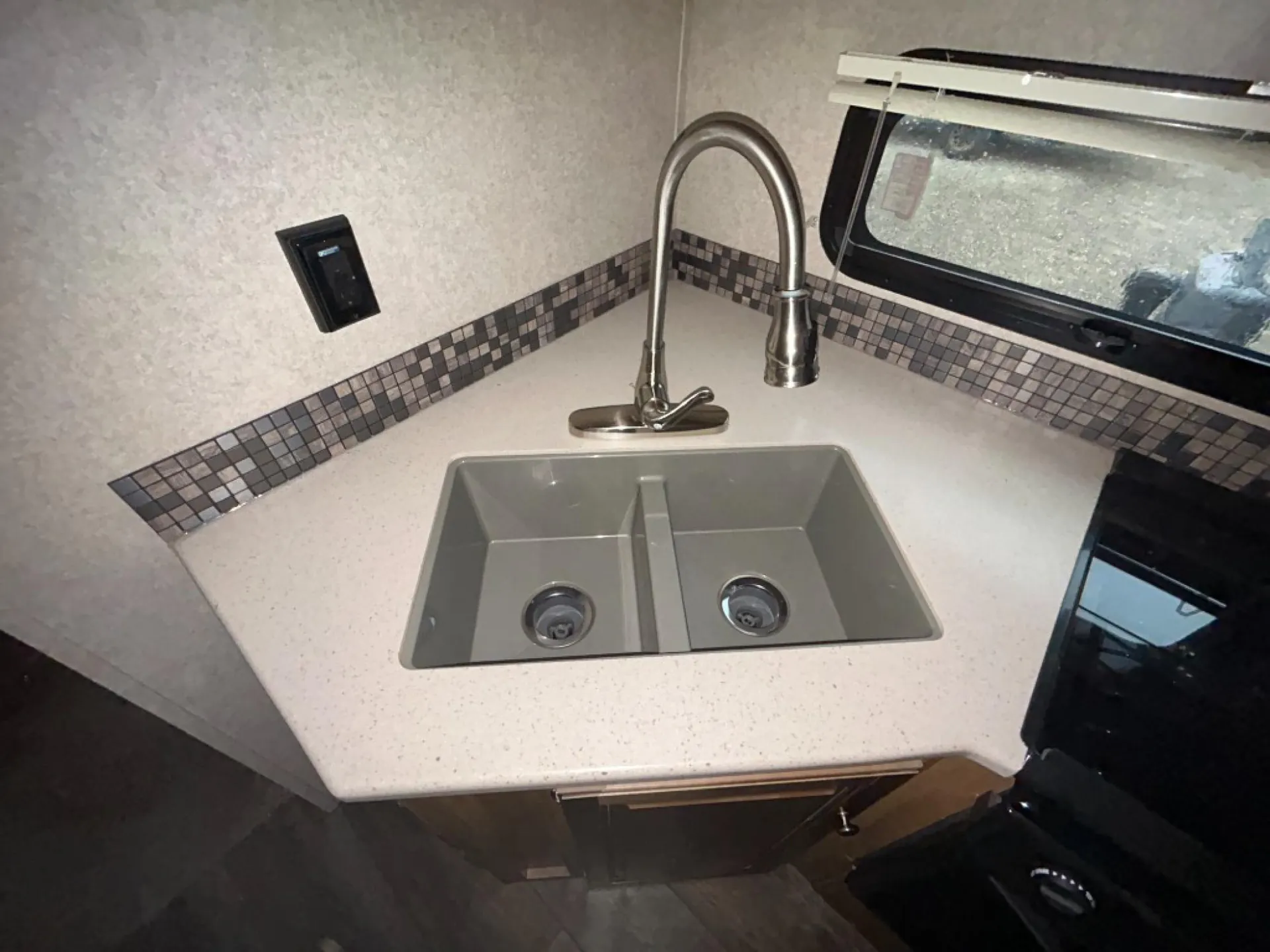 2018 Forest River Rockwood Ultra Lite 2706WS — Photo 7