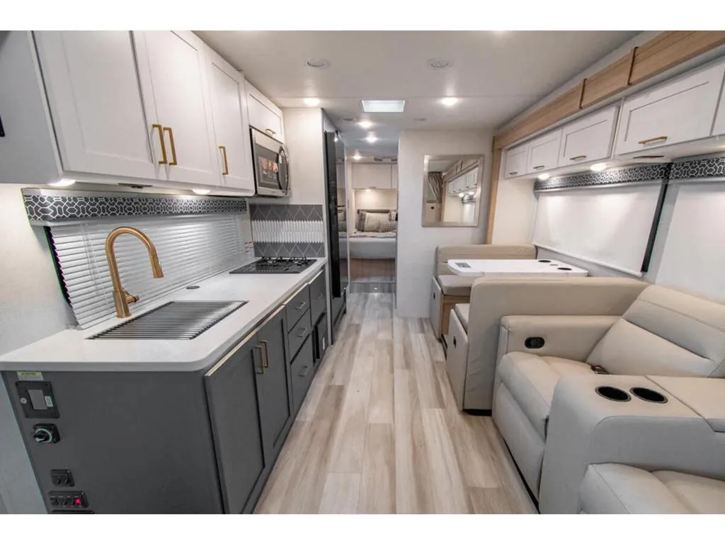 2027 Thor Motor Coach Quantum HS31, Photos photo 7