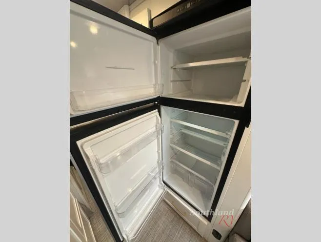 2024 Airstream Classic Queen 30RB - Photo 4