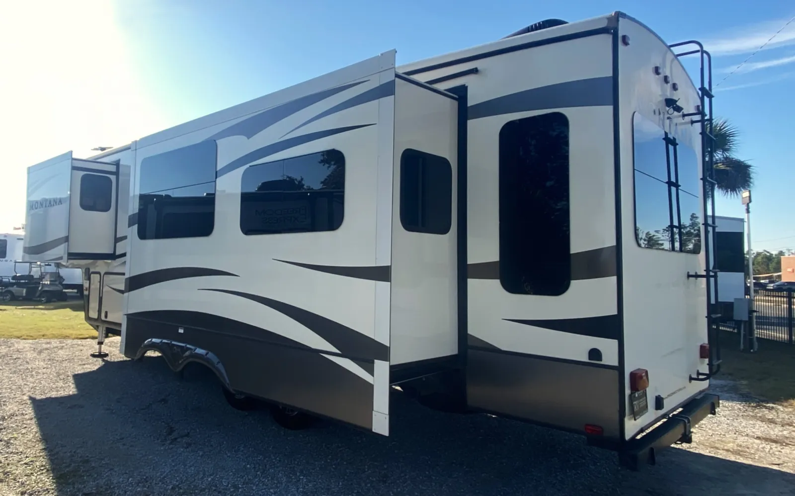2017 Keystone RV Montana 3160RL - Photo 2