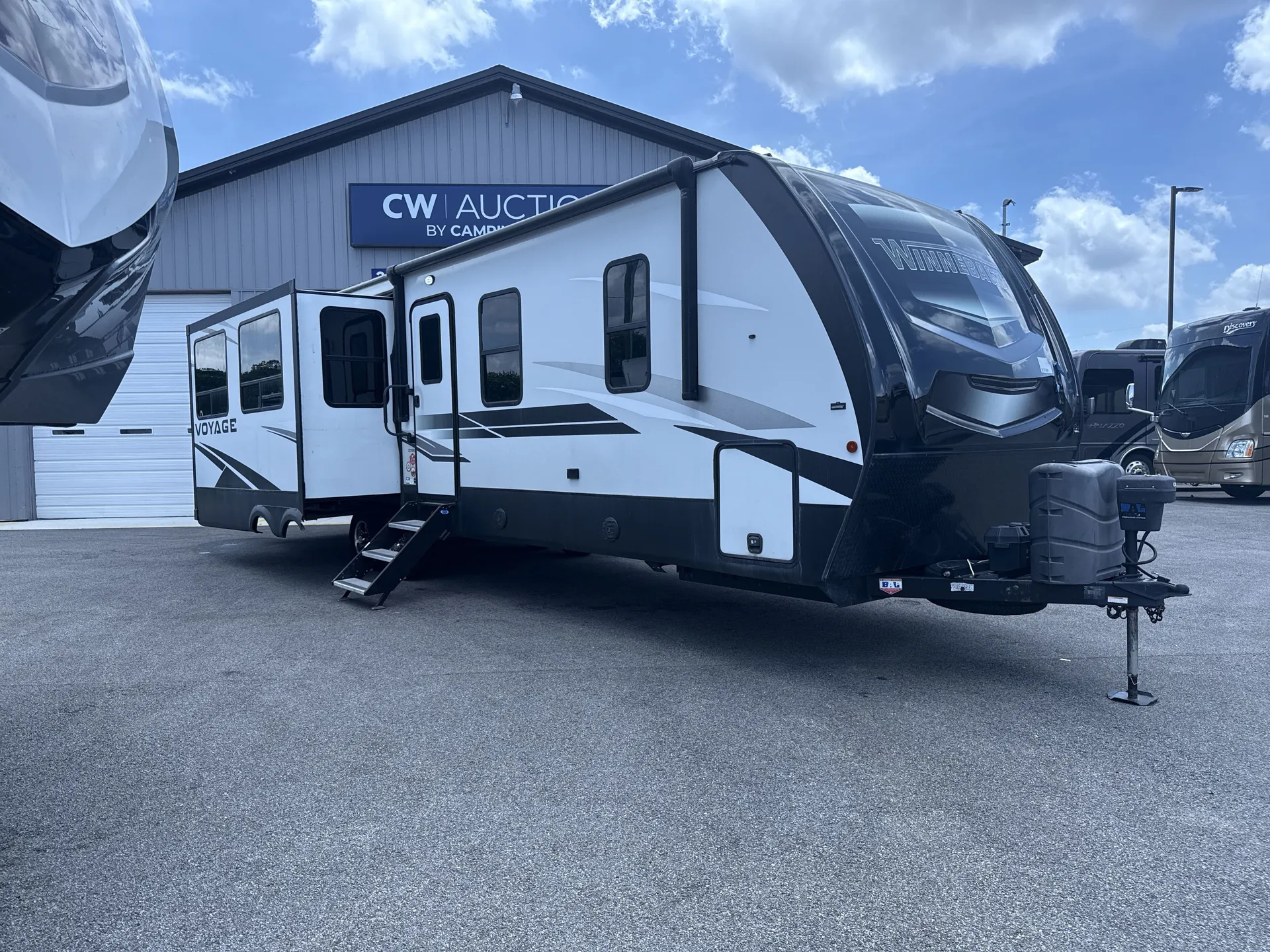 2021 Winnebago Voyage 3235RL - Photo 2