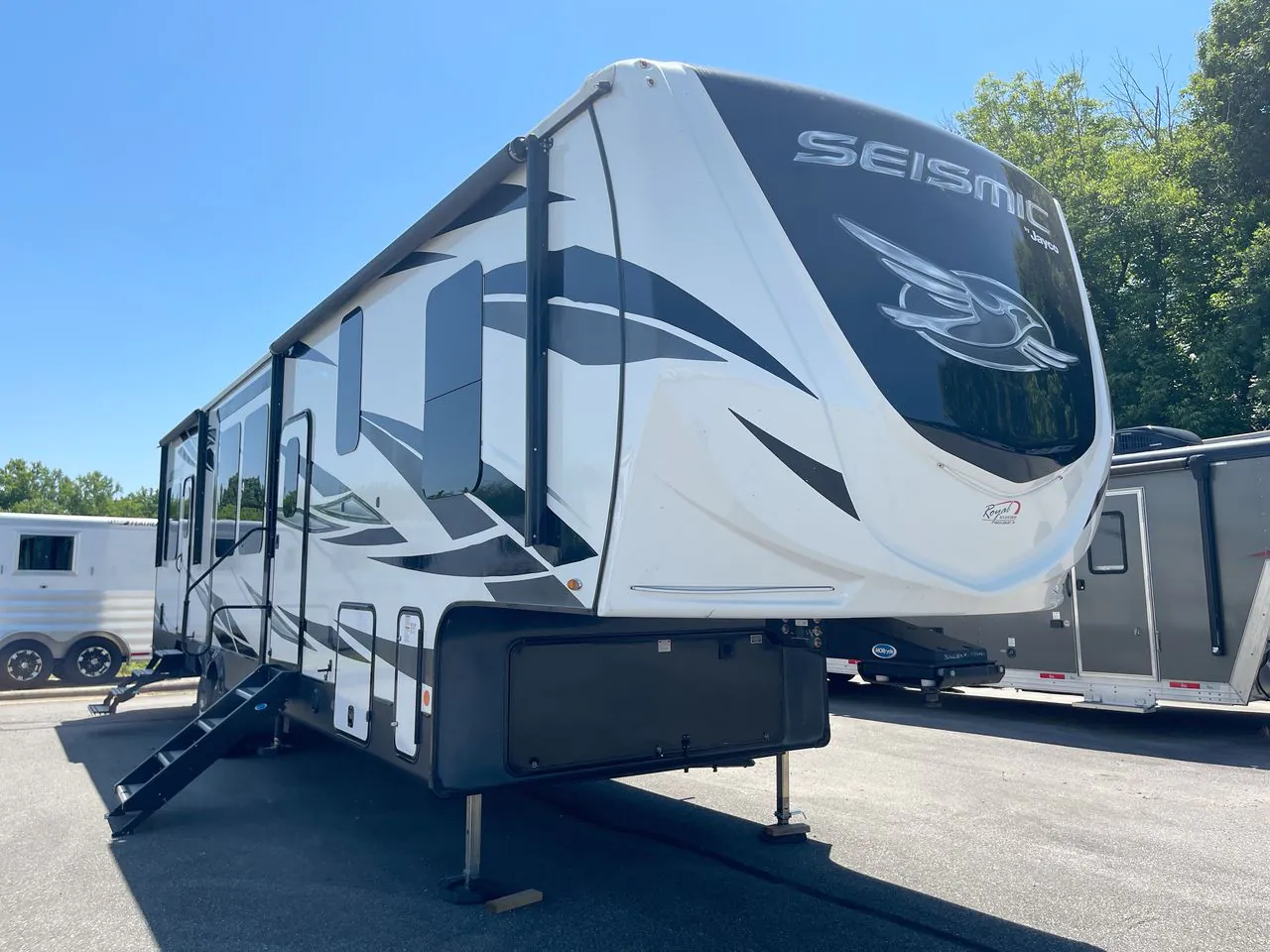 2019 Jayco Seismic Luxury Series 3512 - Photo 2