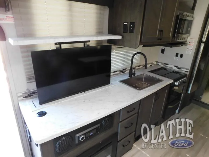 2024 Coachmen Leprechaun 319MB - Ford 450 - Photo 4
