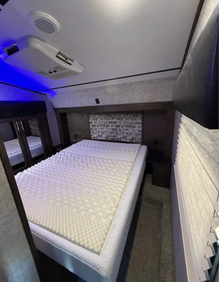 2019 Forest River Cherokee Arctic Wolf 315TBH8, Photos photo 6