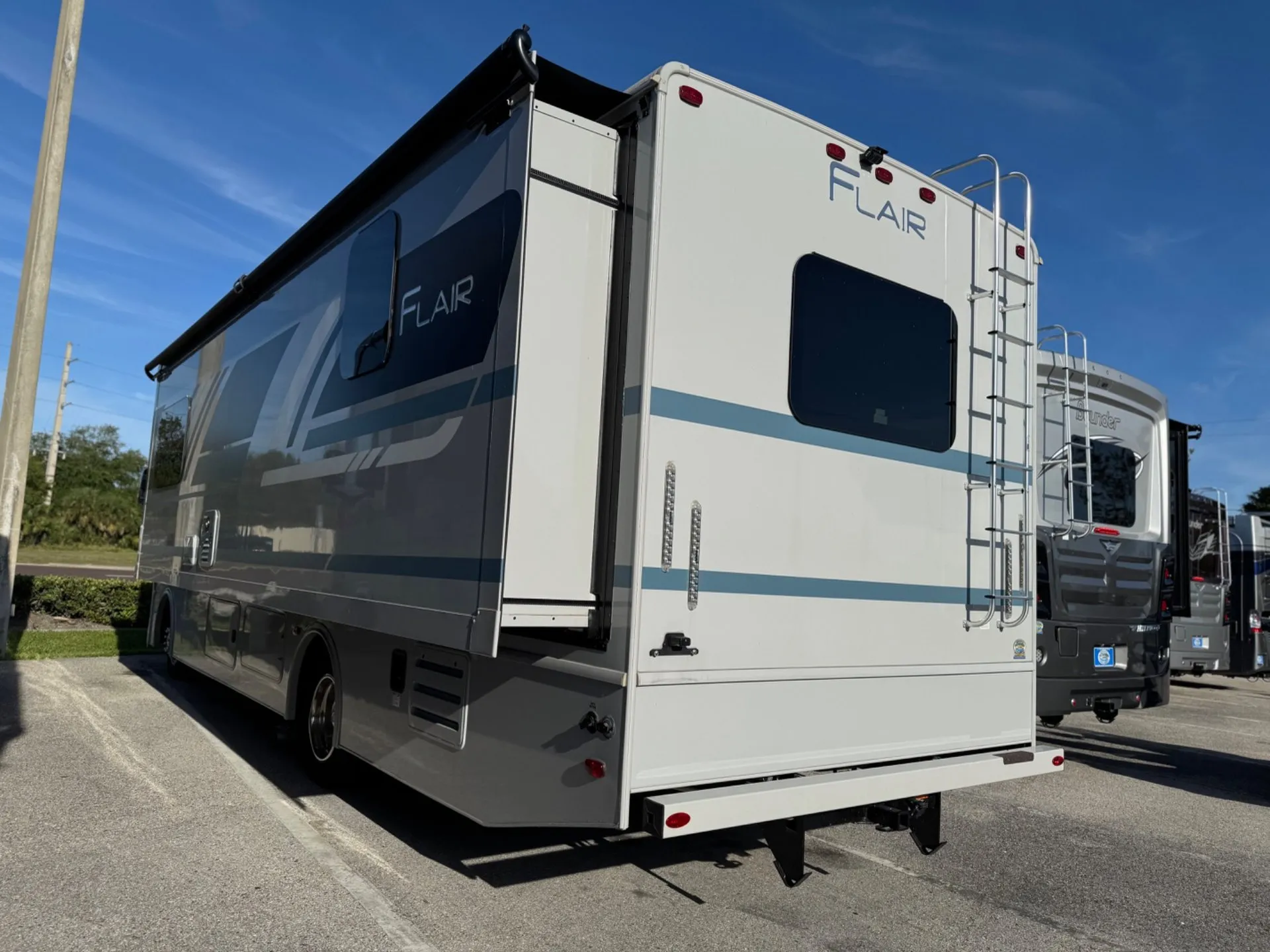 2025 Fleetwood Flair 29M - Photo 4