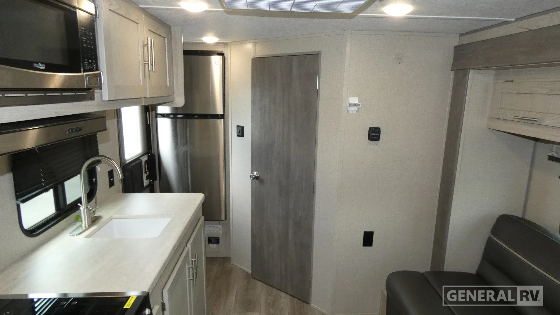 2023 Coachmen Catalina Summit Series 7 184FQS - Photo 3