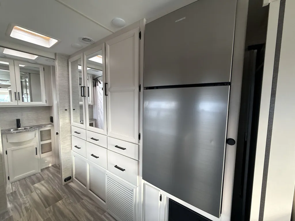 2023 Thor Motor Coach Vegas 24.3, Photos photo 14