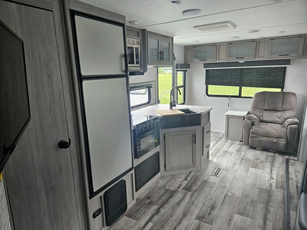 2022 Dutchmen Coleman Light 2715RL - Photo 4
