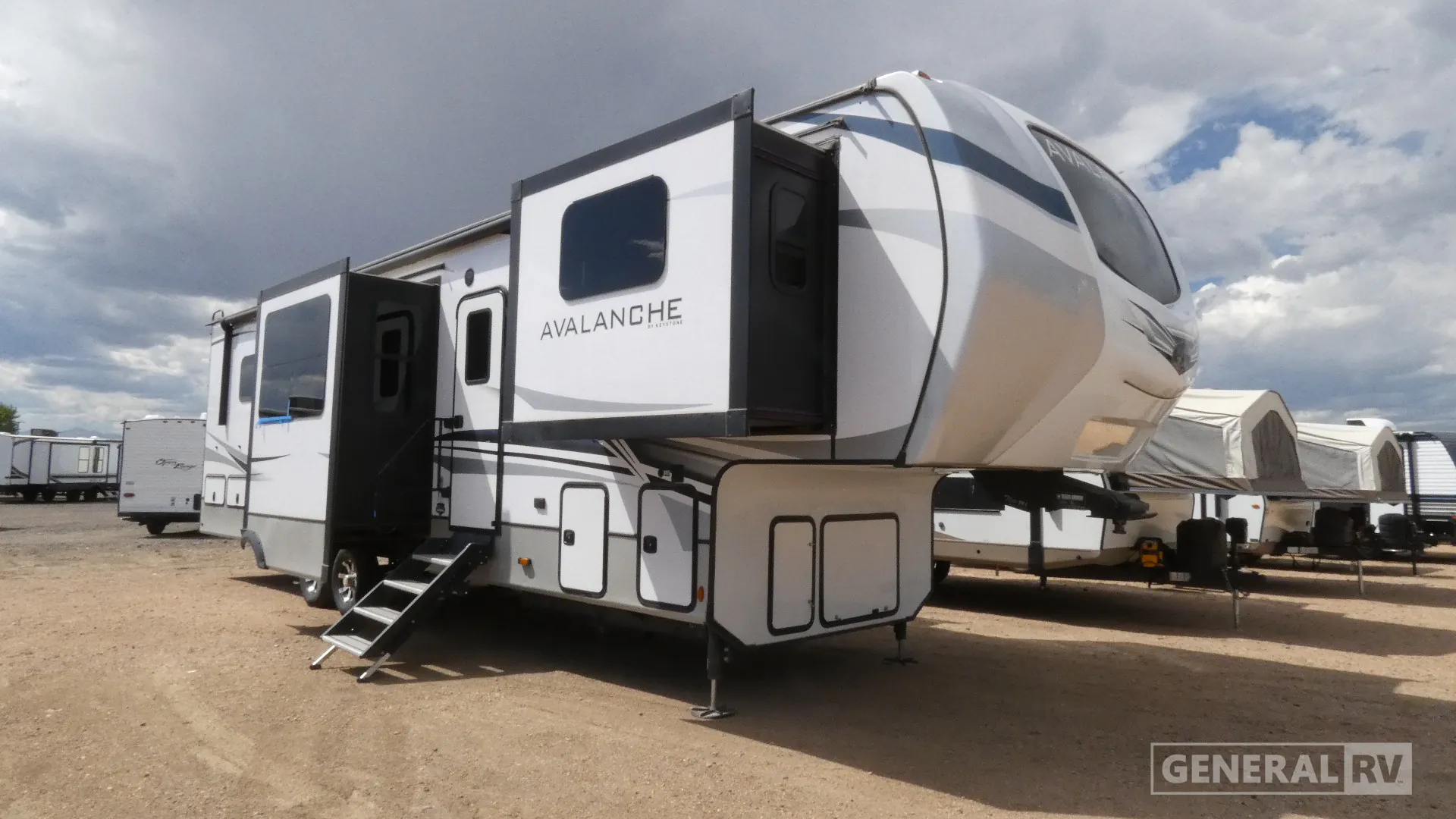2023 Keystone Avalanche 360FL - Photo 2