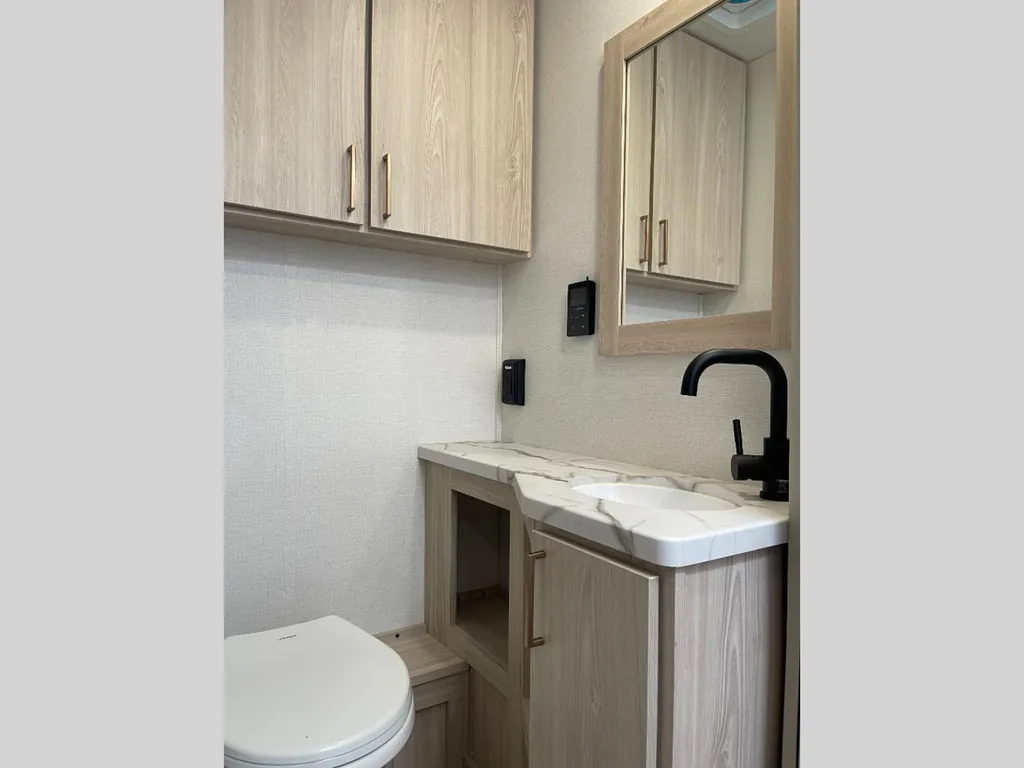 2027 East to West Entrada 2950OK, Photos photo 17