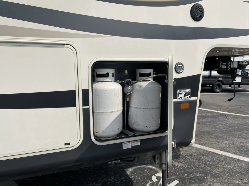 2021 Forest River Cedar Creek Champagne Edition 38EL, Photos photo 8
