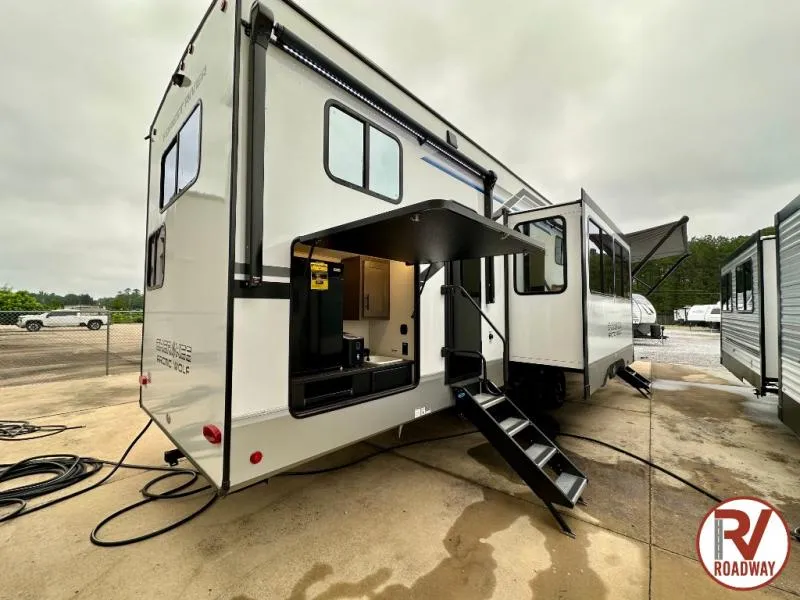2025 Forest River Cherokee Arctic Wolf Suite 3850 SUITE - Photo 4