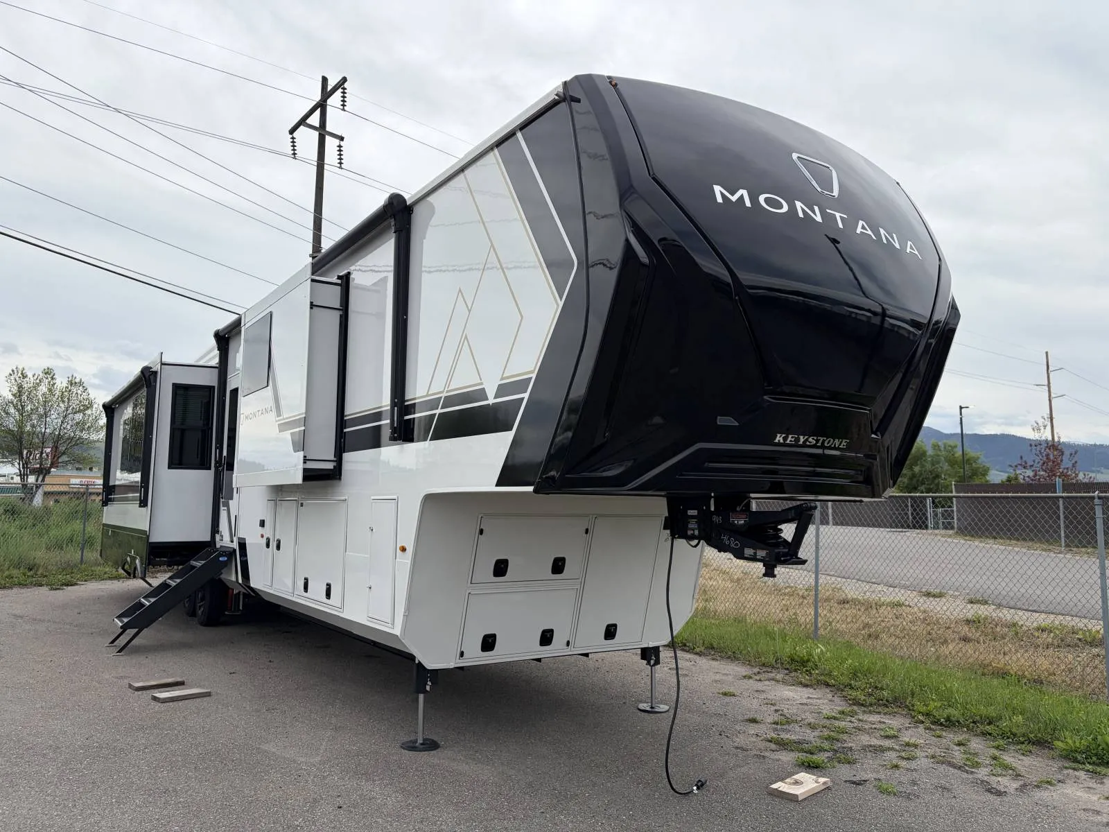 2026 Keystone Rv MONTANA 3900RK - Photo 2