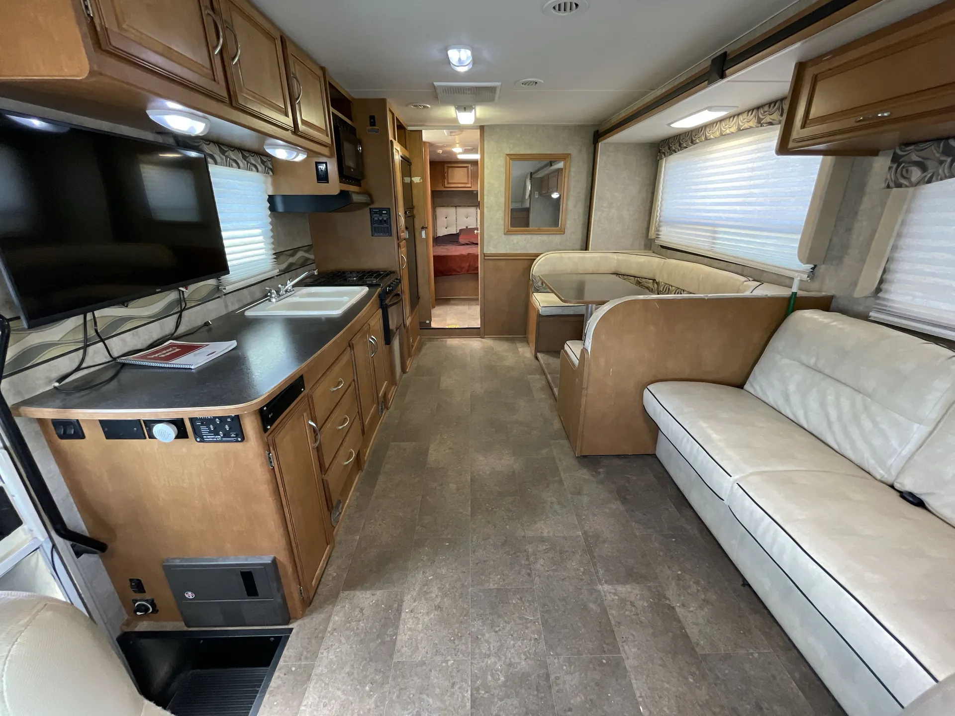 2016 Winnebago Minnie Winnie 31K — living area main