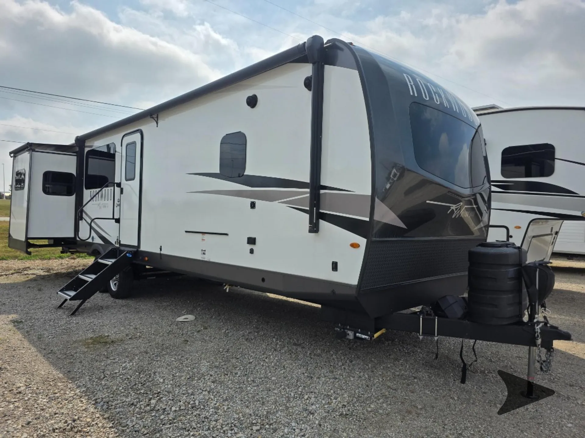 2025 Forest River Rockwood Ultra Lite 2908RL - Photo 2
