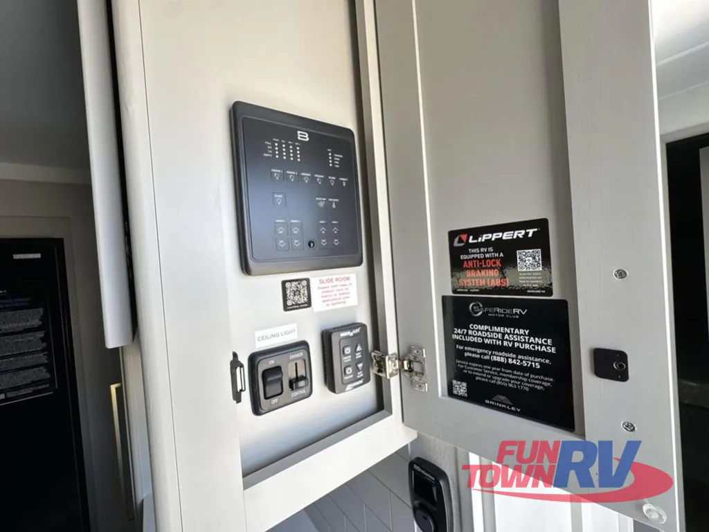 2026 Brinkley Model Z Air 297, Photos photo 19