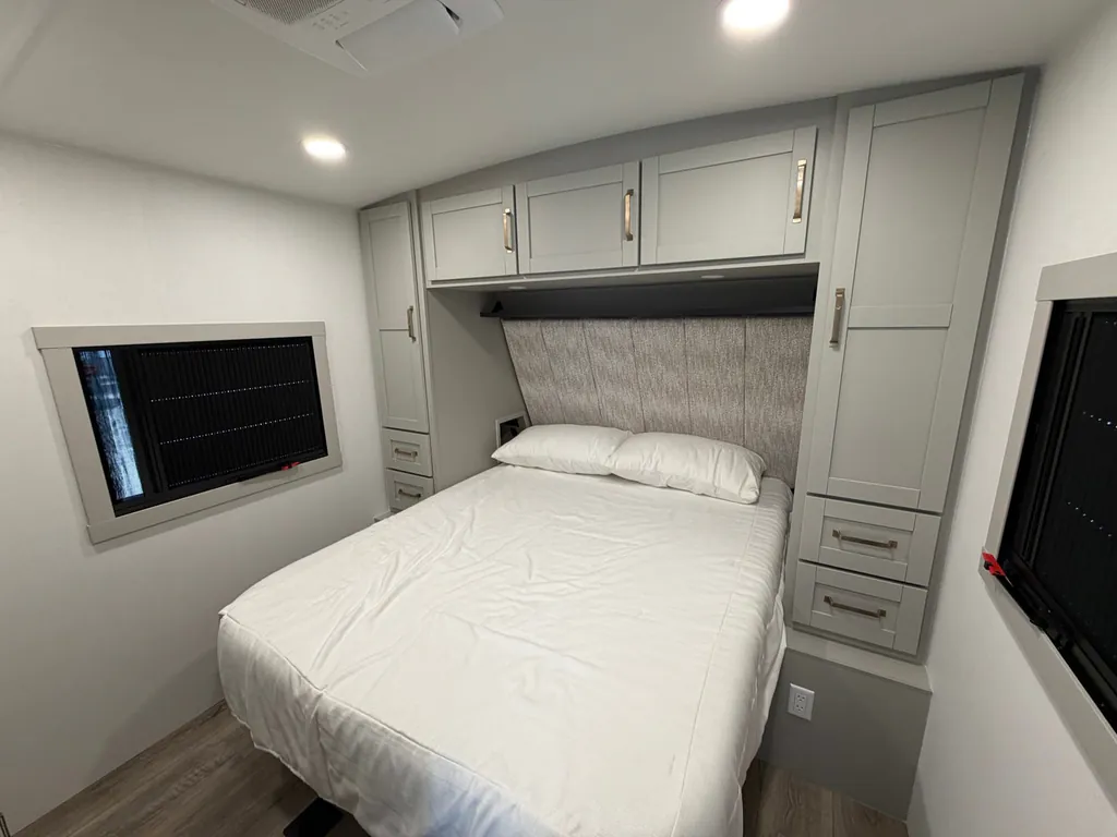 2025 Brinkley Model Z AIR 297, Photos photo 16