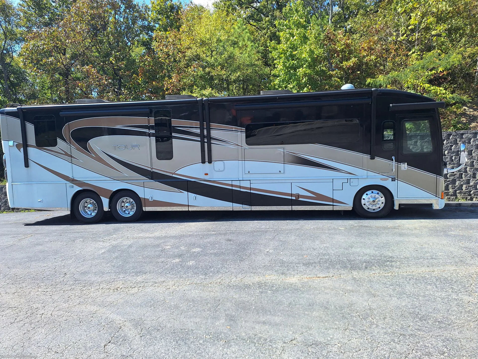 2016 Winnebago Tour 42HD - Photo 3