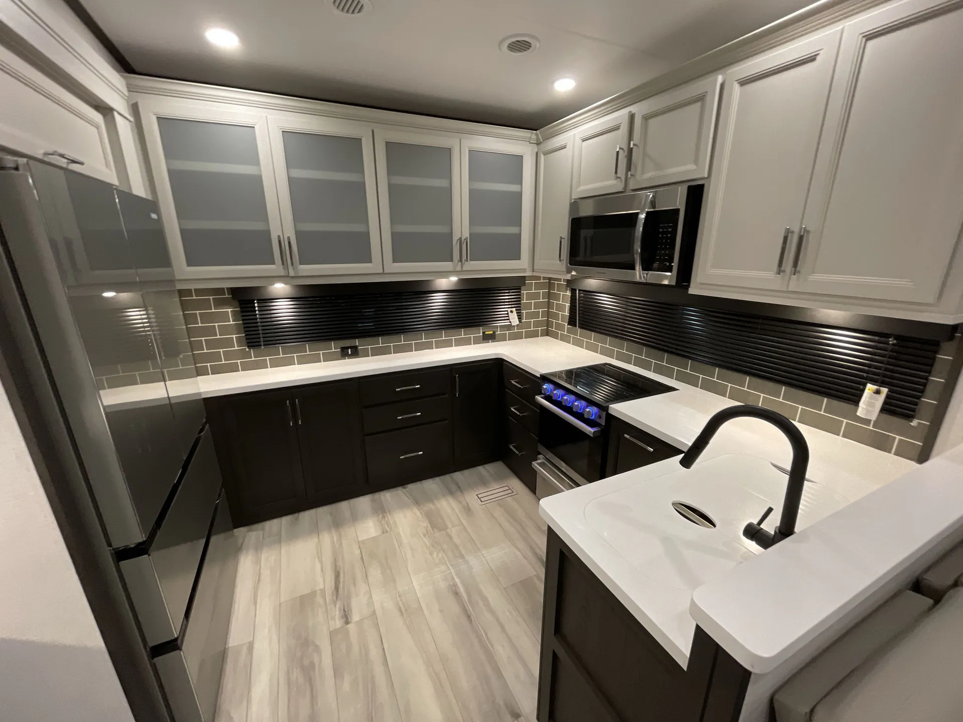 2025 Keystone Avalanche 379MB — living area main