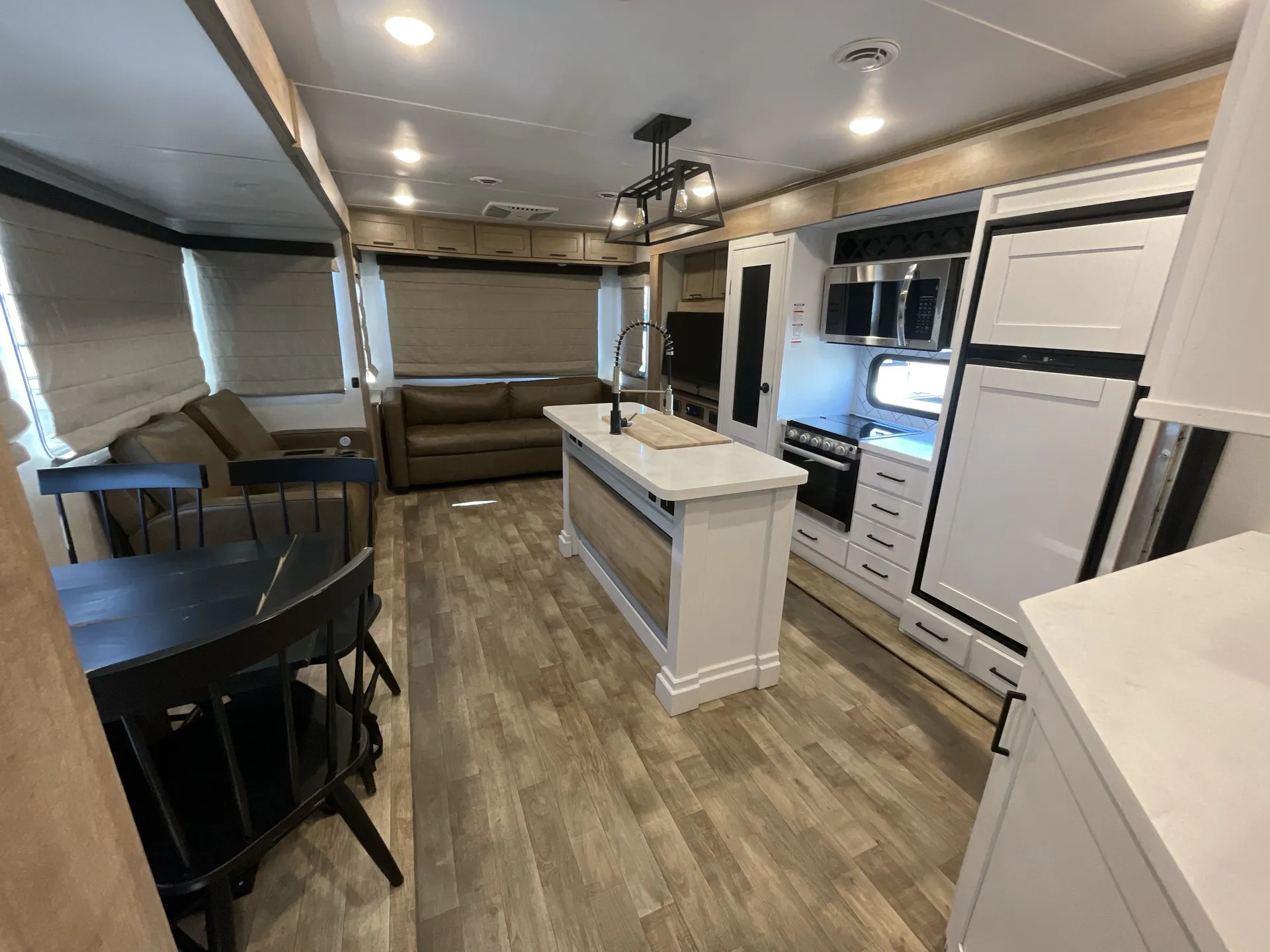 2022 Keystone Arcadia 370RL dealer photo 2 from Camping World
