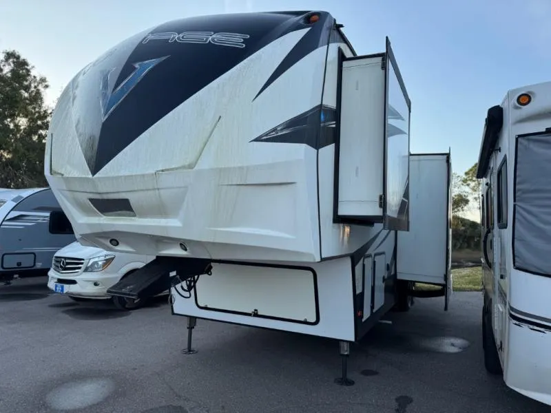 2019 Dutchmen Voltage 3705 - Photo 2