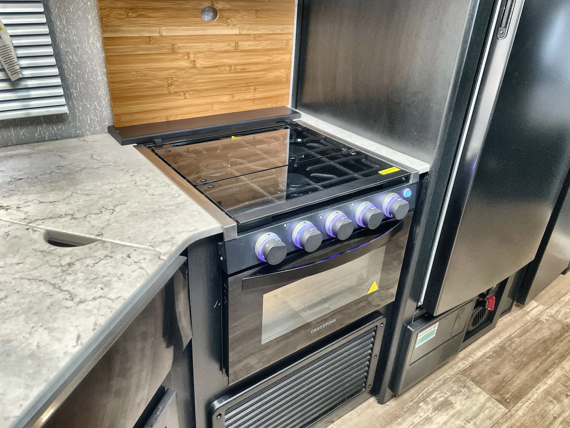 2022 Forest River Cherokee Grey Wolf 26DBH — stove oven