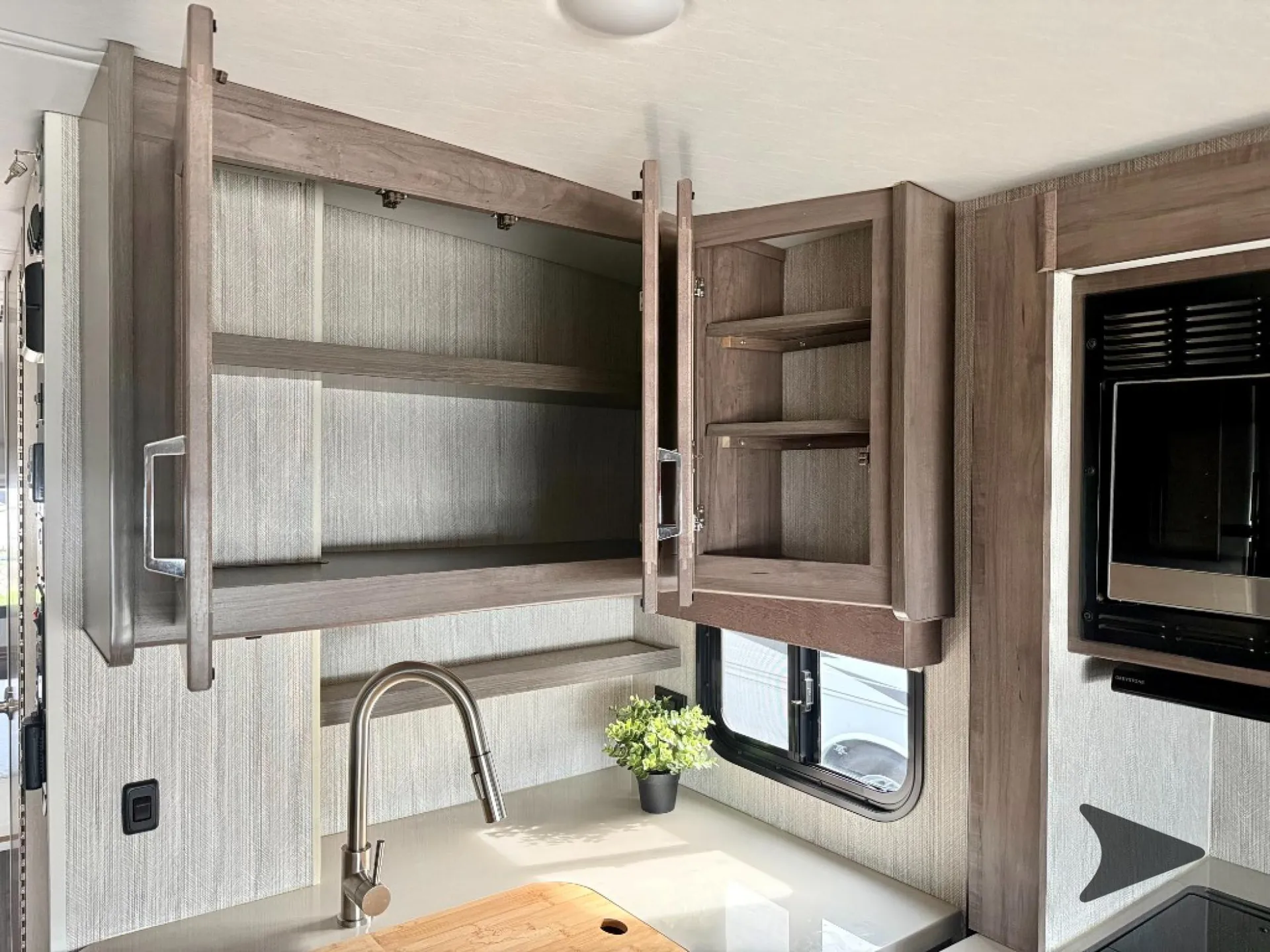 2022 Winnebago Adventurer 30T - Photo 4