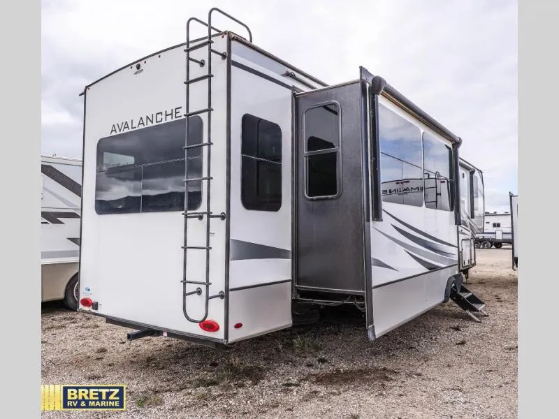 2023 Keystone Avalanche 372MB - Photo 3