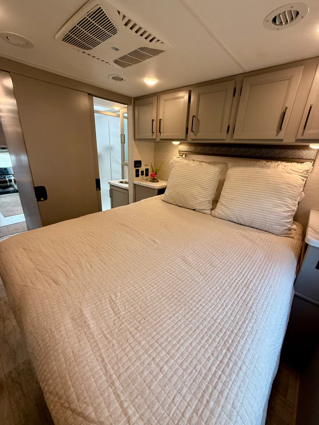2024 Thor Motor Coach Chateau 31EV, Photos photo 20