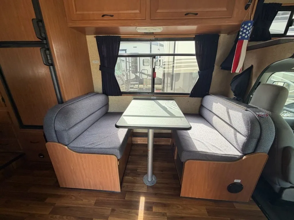 2017 Thor Motor Coach Thor Majestic 24.1 - Photo 2