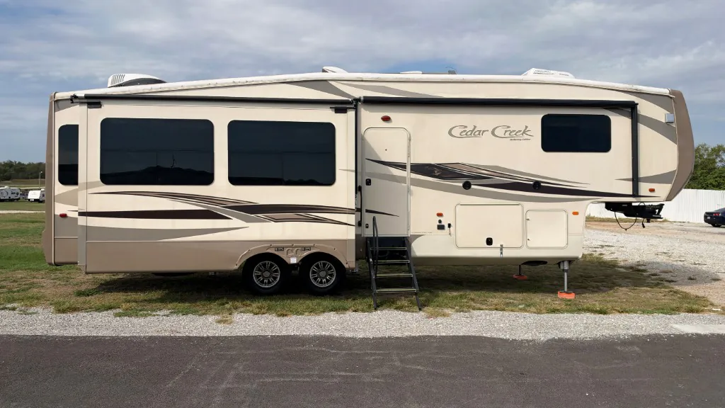 2017 Forest River Cedar Creek Hathaway Edition 34RL — Photo 7