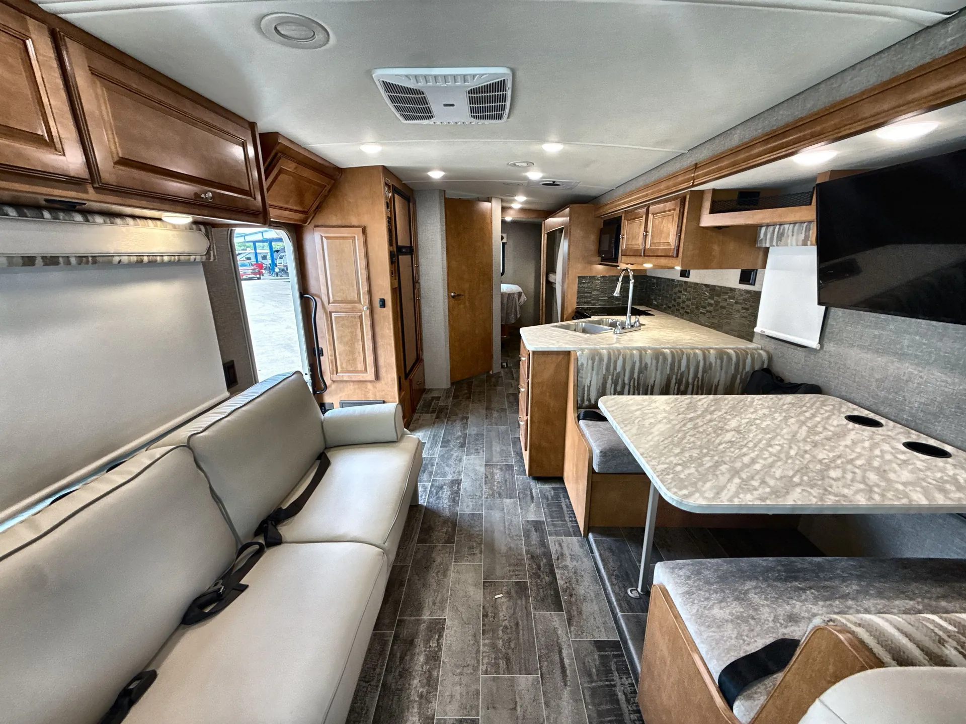 2019 Winnebago Vista 31B — living area main