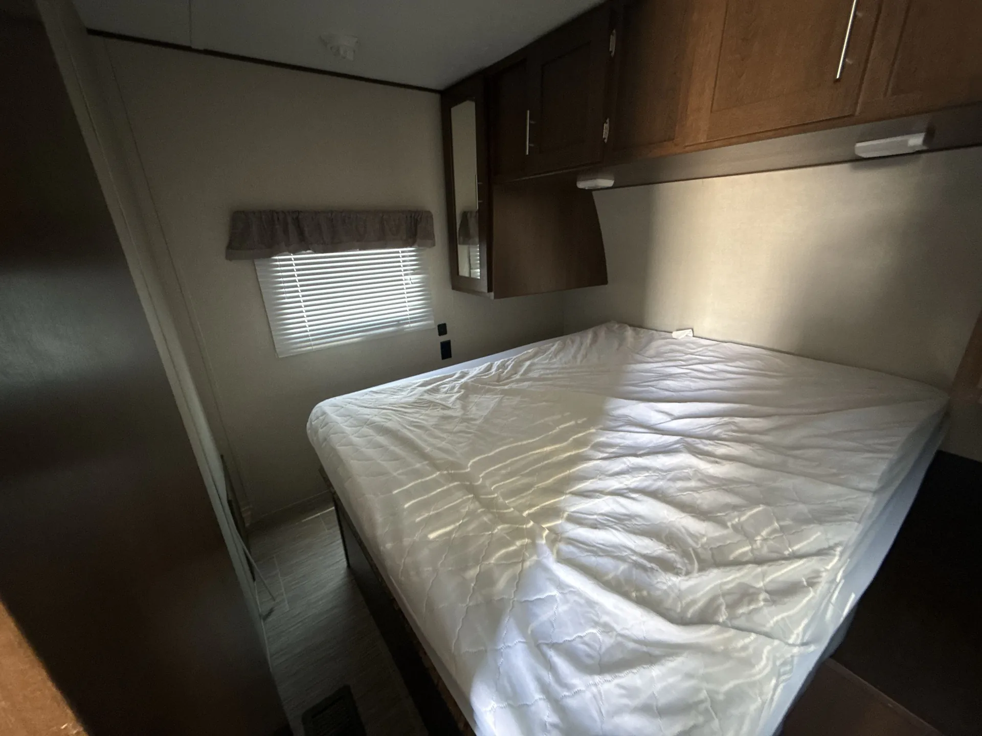 2019 prime time Avenger Ati 26BBS — living area main