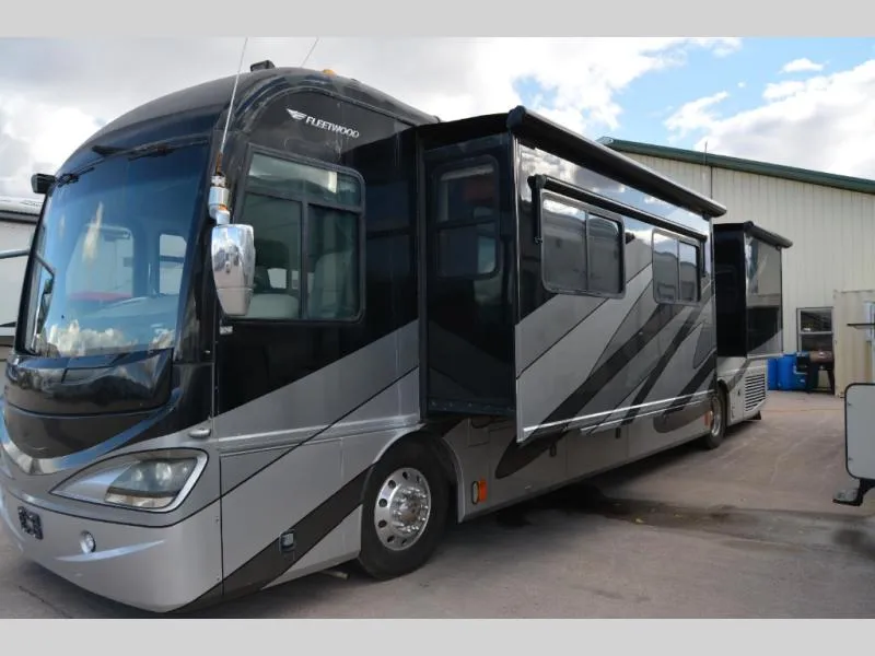 2008 Fleetwood Revolution LE 40E - Photo 2