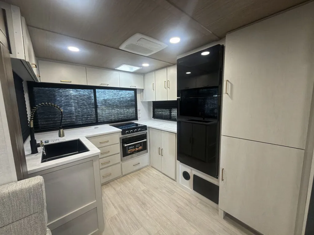2027 Forest River Vibe 3400SB, Photos photo 10