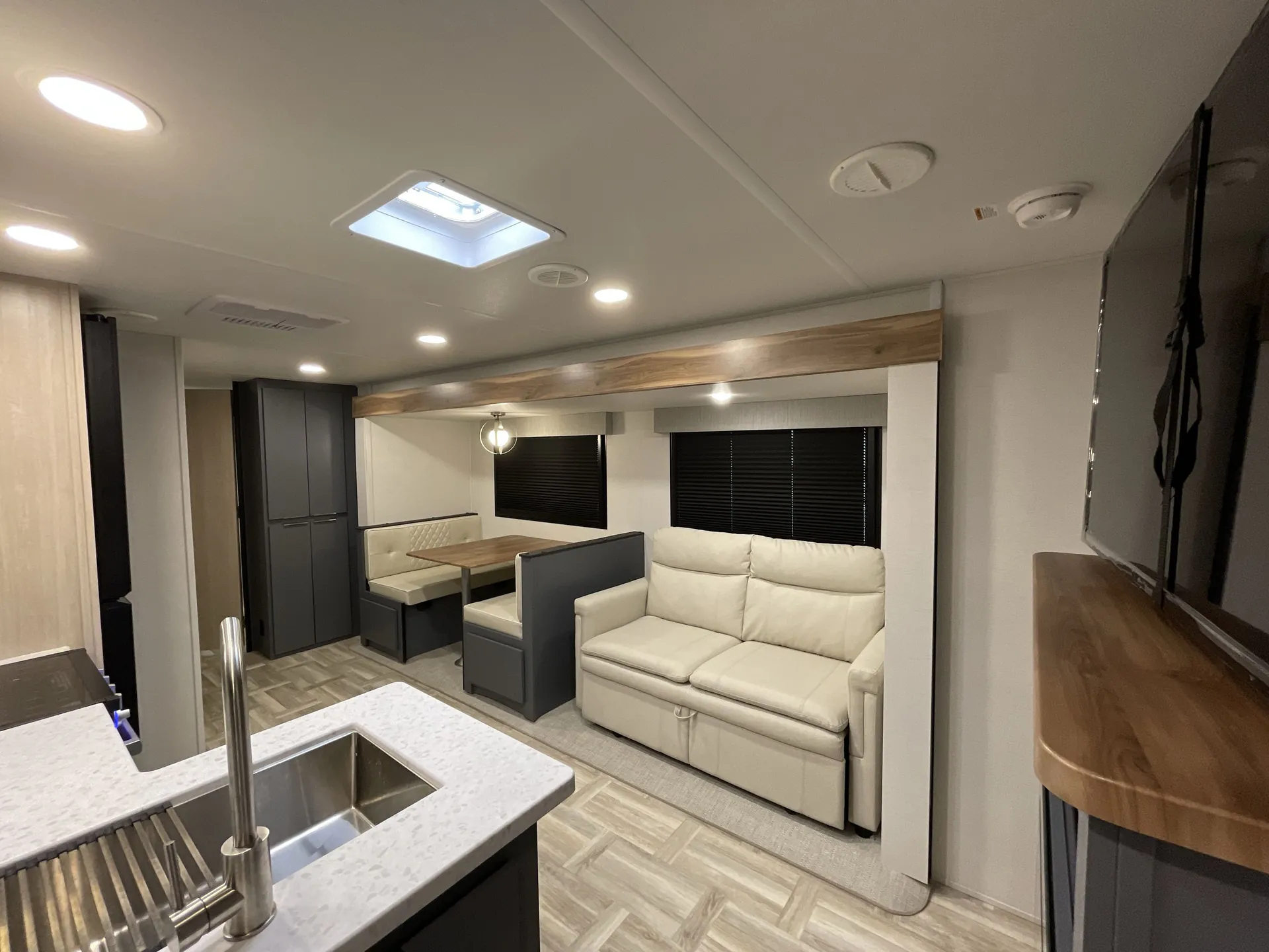 2025 prime time Tracer 308BH — living area main
