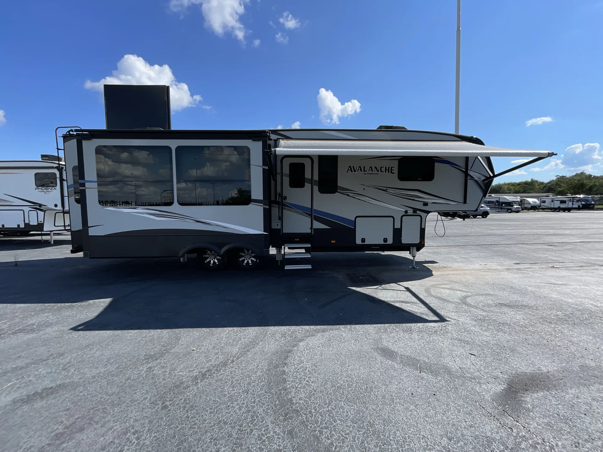 2018 Keystone Avalanche 320RS — campside