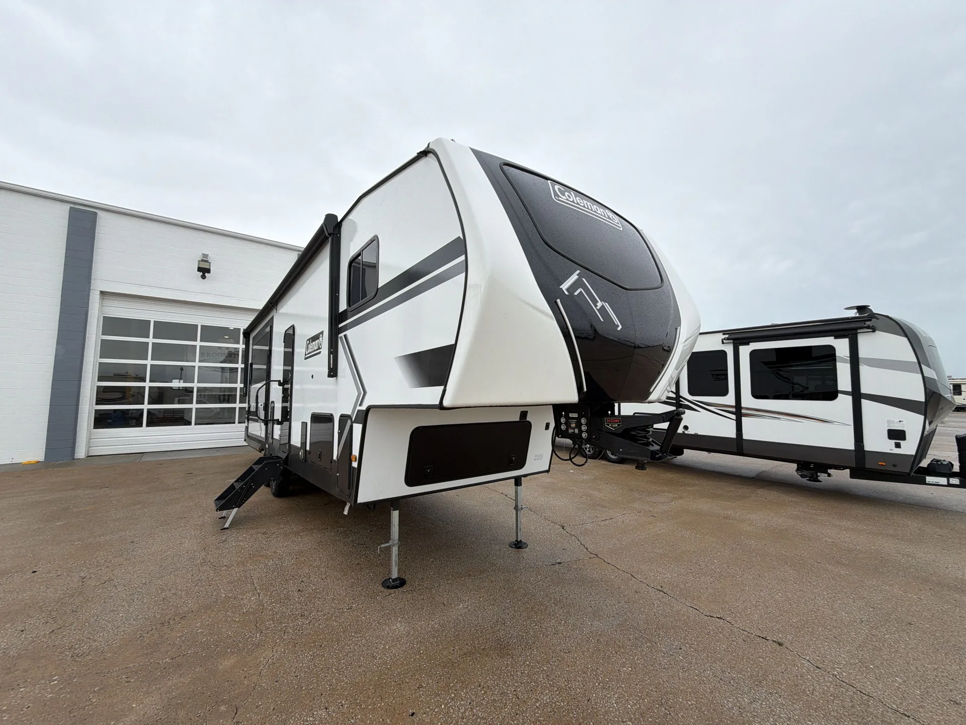 2026 Keystone Coleman Legacy 2800SUNDECK - Photo 2