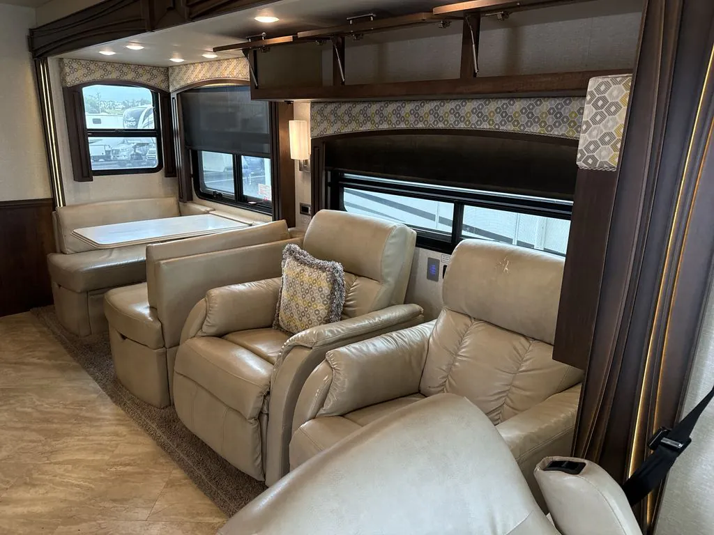 2019 Newmar Canyon Star 3722 - Photo 4