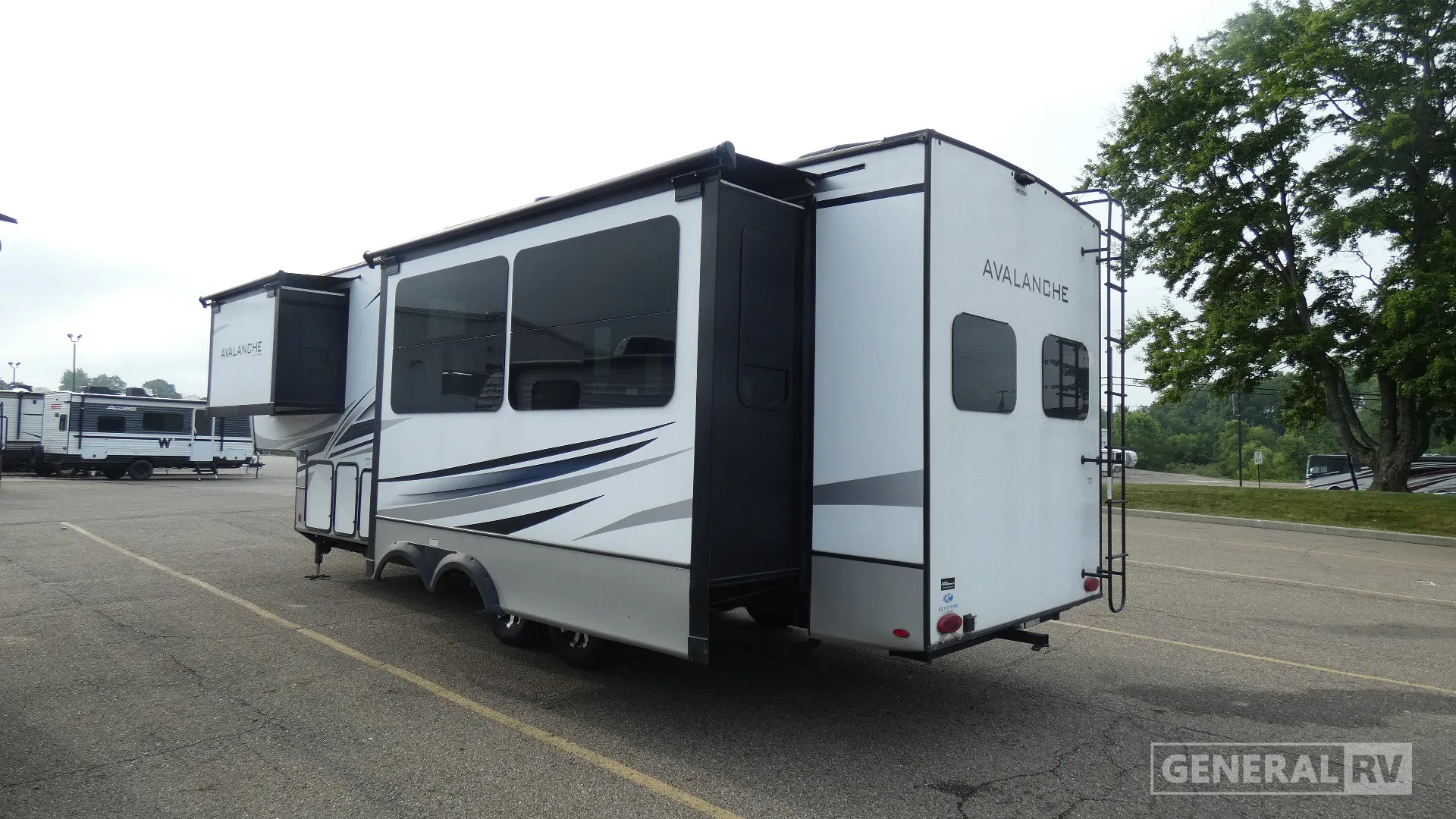 2023 Keystone Avalanche 295RK - Photo 4