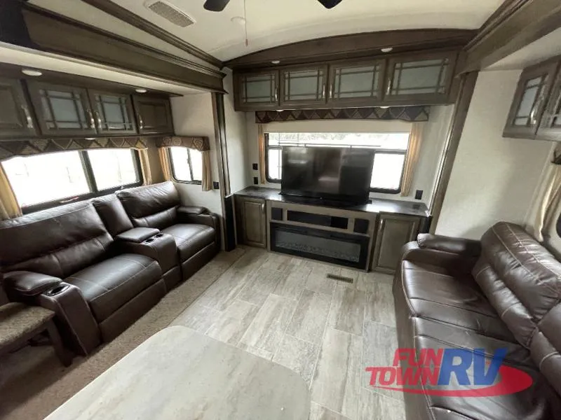 2018 Keystone RV Montana 3130RE - Photo 4