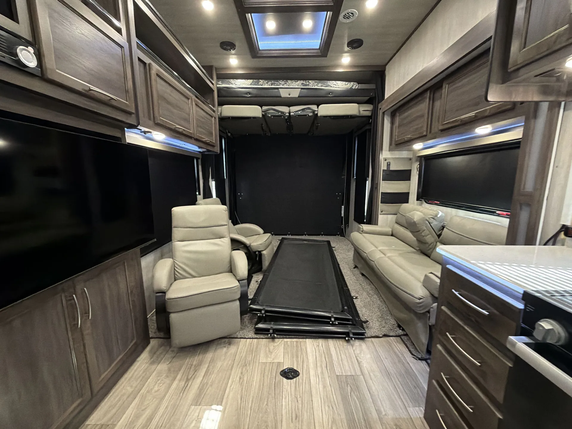 2025 Genesis Supreme Vortex 3317VXL — living area main