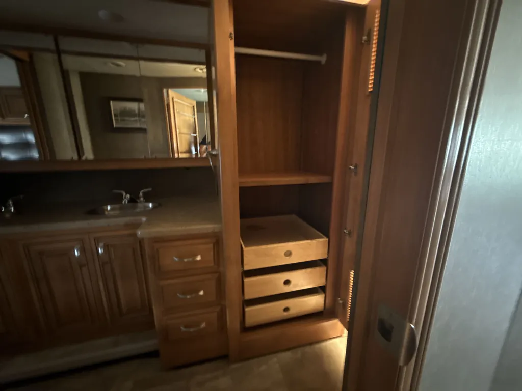 2017 Thor Motor Coach Challenger 37YT, Photos photo 42