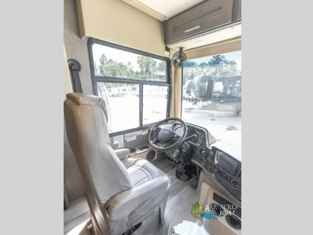 2022 Thor Motor Coach Challenger 35MQ, Photos photo 56