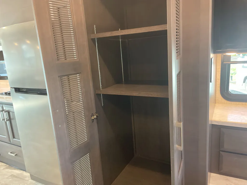 2023 Thor Motor Coach Challenger 35MQ, Photos photo 46