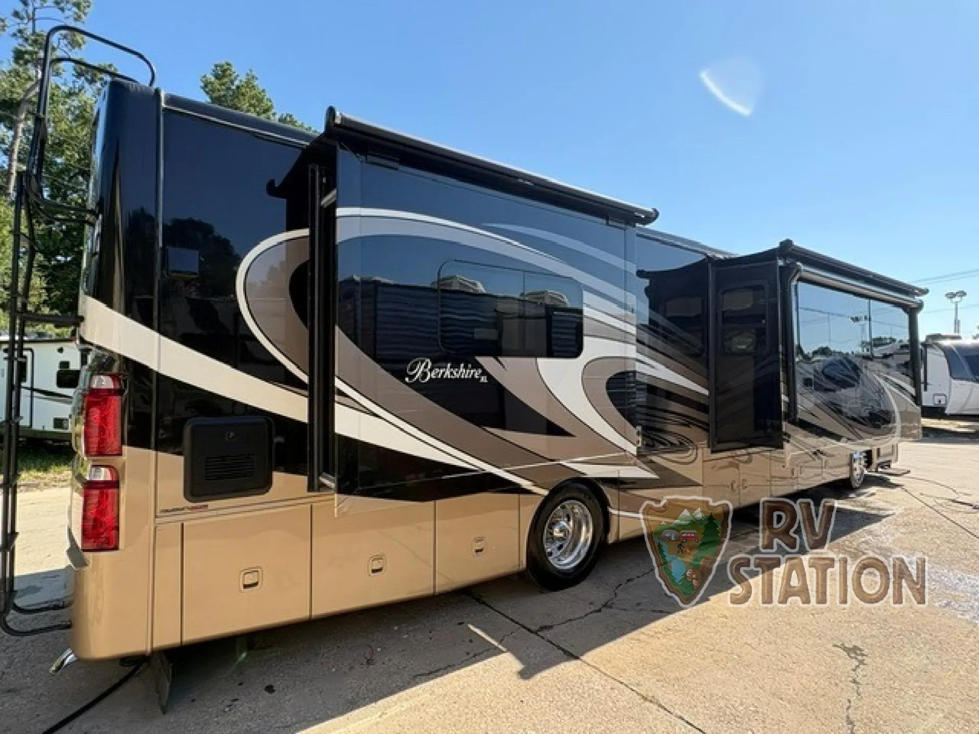 2016 Forest River Berkshire XL 40A - Photo 4